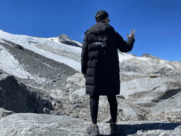 郭帆去新西蘭給《流浪地球3》勘景：上冰川 手比"3"